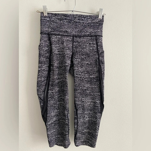 Lululemon Pace Perfect Crop (17") mid Rise Air Time  White Black Size 4 - Picture 7 of 16